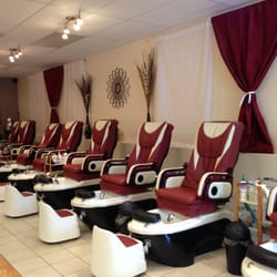 Aqua Nail Salon and Spa - Clean, Modern, and superb customer services.