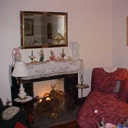 River Park Inn - Cozy common area in the parlor