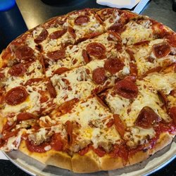 Bannerman's Sports Grill - Sausage and pepperoni pizza