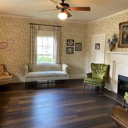 Miss Mary Bobo's Restaurant - Sitting área you can wait in until your bajes called or you can wait outside.