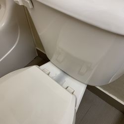 Comfort Inn & Suites - Toilet wasn't cleaned.