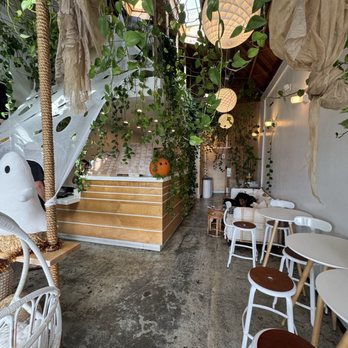 Sustainabowl - Super cute entryway and decor - Poke Near Me - Los Angeles, California Sustainabowl - Super cute entryway and decor - Poke Near Me - Los Angeles, California