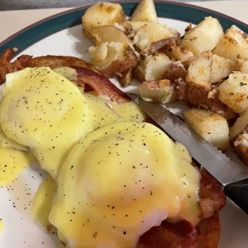 Mo's Place - Bacon eggs Benedict - New American Near Me - Hanson, Massachusetts