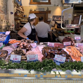 La Paradeta - Entrance where you make your selections - Seafood Near Me - Barcelona, B