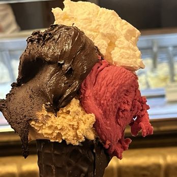 Giolitti - Fresh cream on top, dark chocolate, pomegranate and caramelized fig - Ice Cream & Frozen Yogurt Near Me - Rome, RM