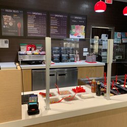 Red Mango - No one to tend to a line of customers!