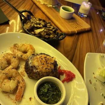 STK Steakhouse - Dinner in the bar area - Steakhouses Near Me - Chicago, Illinois