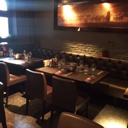 Pampas - Nice interior design - much leather mixed with dark colours and a touch of red. Intimate, cosy atmosphere.