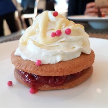 holts café - Strawberry Shortcake - Cafes Near Me - Toronto, Ontario
