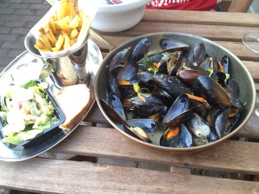 Mossel & Gin by null