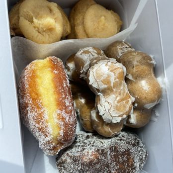 Liliha Bakery - Coco puffs, malasadas, poi mochi donuts - Bakeries Near Me - Honolulu, Hawaii