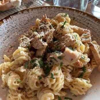 Von's 1000Spirits - Tellicherry Chicken and Smoked Gouda Pasta - New American Near Me - Seattle, Washington