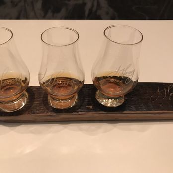 720 South Bar & Grill - Bourbon flight - Bars Near Me - Chicago, Illinois