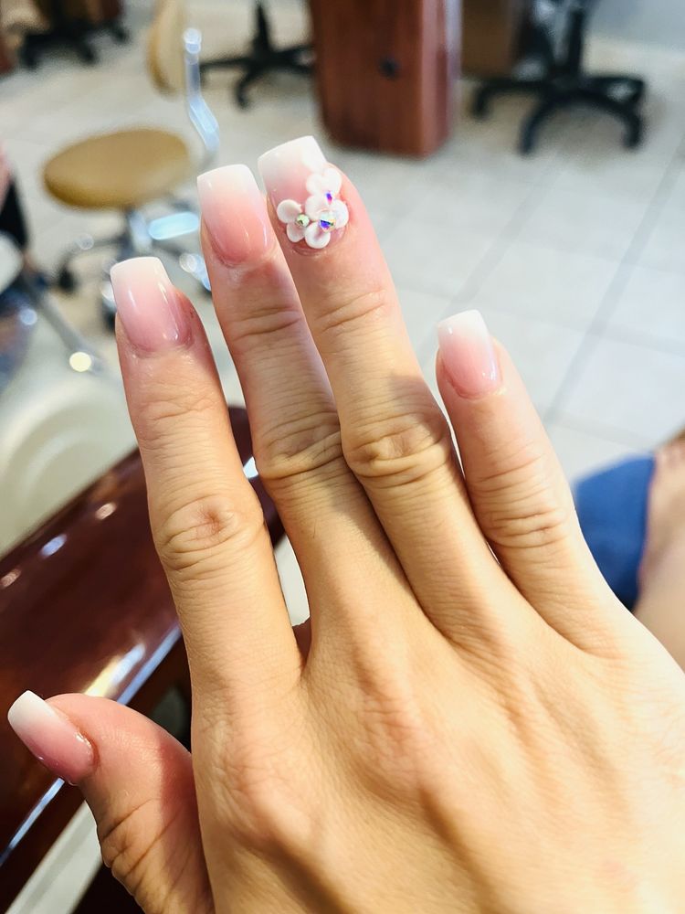 Deluxe Nails Image