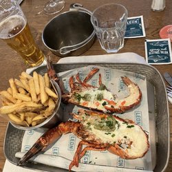 Léon de Bruxelles - Lobster frites, paired with a 1668 beer
