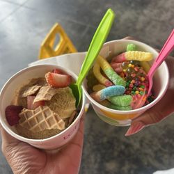 Hand Scoop Frozen Yogurt Cups