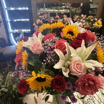 Luxury Rose - Arrangement for a mother's birthday. - Florists Near Me - Whittier, California Luxury Rose - Arrangement for a mother's birthday. - Florists Near Me - Whittier, California