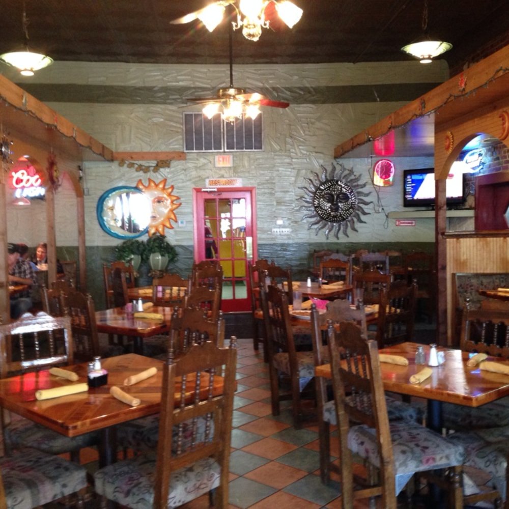 Interior of Los mariachis.