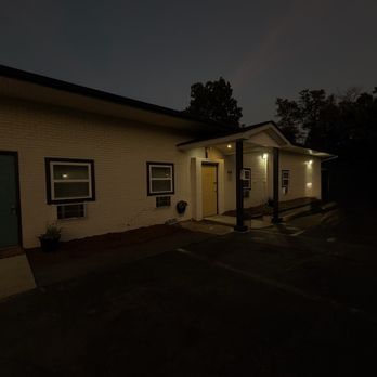 The Honey Bee Motel - Night scene - Hotels Near Me - Dunlap, Tennessee The Honey Bee Motel - Night scene - Hotels Near Me - Dunlap, Tennessee