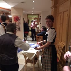 Hotel Alpenhof - Stille Nacht wurde gemeinsam im Speisesaal gesungen