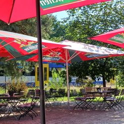 Alte Mühle - Biergarten. Daneben verläuft die Bahnstrecke Königs-Wusterhausen - Frankfurt (Oder). / Beer garden next to the railway track.