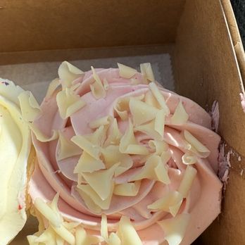 Creative Cakes Bakery - Strawberry - Bakeries Near Me - Tinley Park, Illinois