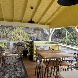 Ahualoa Family Farms - The seating.