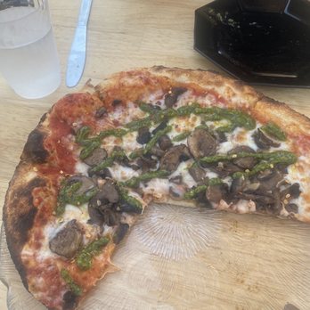 Little Uvas Vinyards - Pizza with mushroom and pesto sauce - Wineries Near Me - San Martin, California