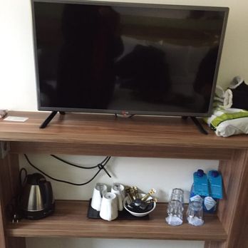 Hampton by Hilton Nuremberg City Centre - Television and tea kettle - Hotels Near Me - Nuremberg, BY