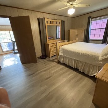 hawthorne fish & Fun - Back bedroom looking into sunroom - Vacation Rentals Near Me - Hemphill, Texas hawthorne fish & Fun - Back bedroom looking into sunroom - Vacation Rentals Near Me - Hemphill, Texas