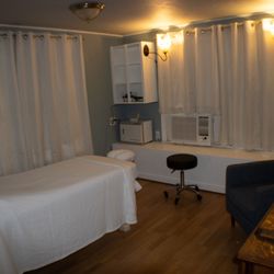 Zenuine Therapy - Welcome to the room where all of the outside world is quiet. Our treatment room! This is where all treatments are tailored to fit you.