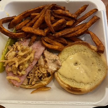 PGA Tour Grill - Chicken Sandwich - Bars Near Me - Honolulu, Hawaii