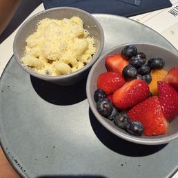 Kid's Mac & Cheese with Mixed Fruit