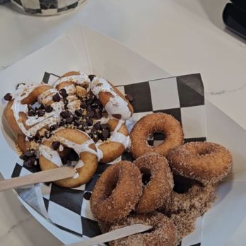 Sir Benji's Donuts - S'more & cinnamon sugar mini donuts - Donuts Near Me - Winter Garden, Florida
