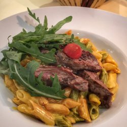 ciao bella - Penne Tricolore mit Rinderfilet Spitzen, Senfsoße und Ruccola