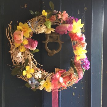 New Boston Inn Restaurant - a wreath on the front door - American Near Me - Sandisfield, Massachusetts