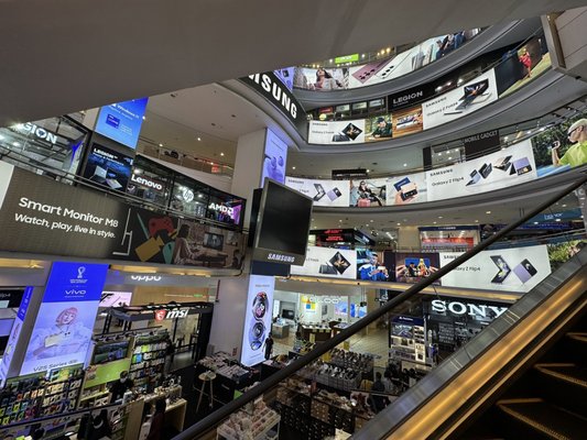 Plaza Low Yat by null