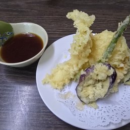 Mixed tempura side. Tbh I ate one of the shrimp before I took the picture. Mixed tempura side. Tbh I ate one of the shrimp before I took the picture.