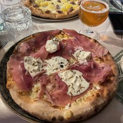 Mastro Titta - Pizza con mozzarella e prosciutto crudo  Pizza with Mozzarella and Italian ham ( prosciutto)