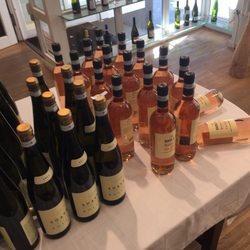 Ars Vivendi - Der Tisch mit den Angeboten. The table with the offers.