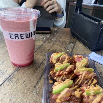Erewhon - hailey bieber smoothie and spicy tuna crispy rice - Grocery Near Me - Los Angeles, California