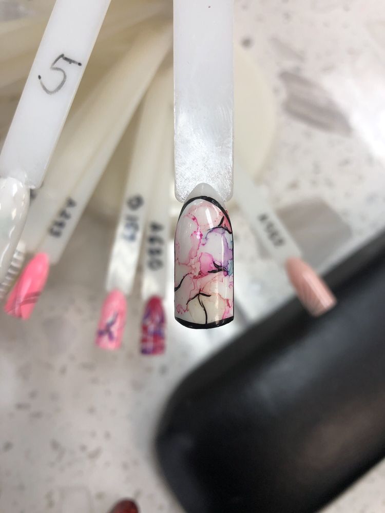 Kevin Nails Logo
