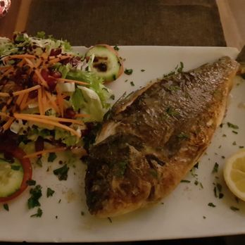 Markt 8 - Gegrillte Dorade mit Salat 16,90€ - Bistros Near Me - Hilden, NW Markt 8 - Gegrillte Dorade mit Salat 16,90€ - Bistros Near Me - Hilden, NW