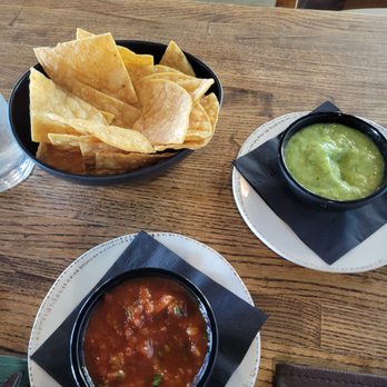 Vida Verde Kitchen - Complimentary chips & salsa during happy hour - Mexican Near Me - Austin, Texas