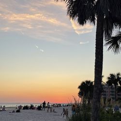 Lah De Dah Beach Bar & Grill - Sunset on the beach near the bar
