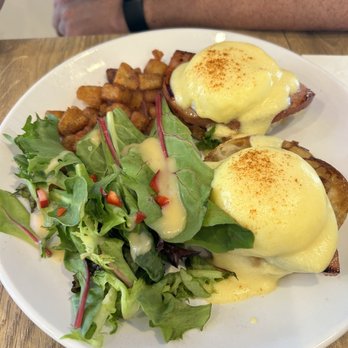Aloha Kitchen - Eggs Benedict - Breakfast & Brunch Near Me - Honolulu, Hawaii