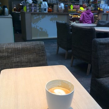 Coffee Empire - En stor cafe latte - Juice Bars & Smoothies Near Me - Valby, 84