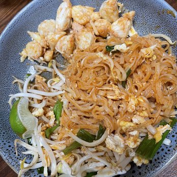 Kin Long Beach - COLOSSAL CRAB MEAT PAD THAI. Separated the crab meat & noodles to see what you actually get. - Thai Near Me - Long Beach, California