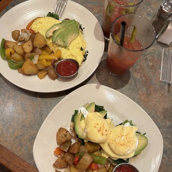 Geyserville Grille - Wine country Benedict and custom omelette - American Near Me - Geyserville, California