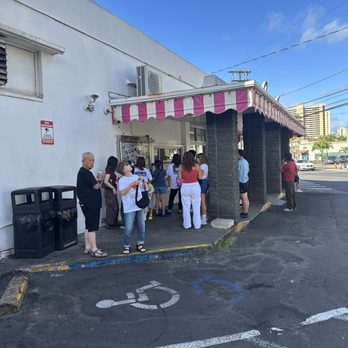 Leonard's Bakery - Line - Bakeries Near Me - Honolulu, Hawaii
